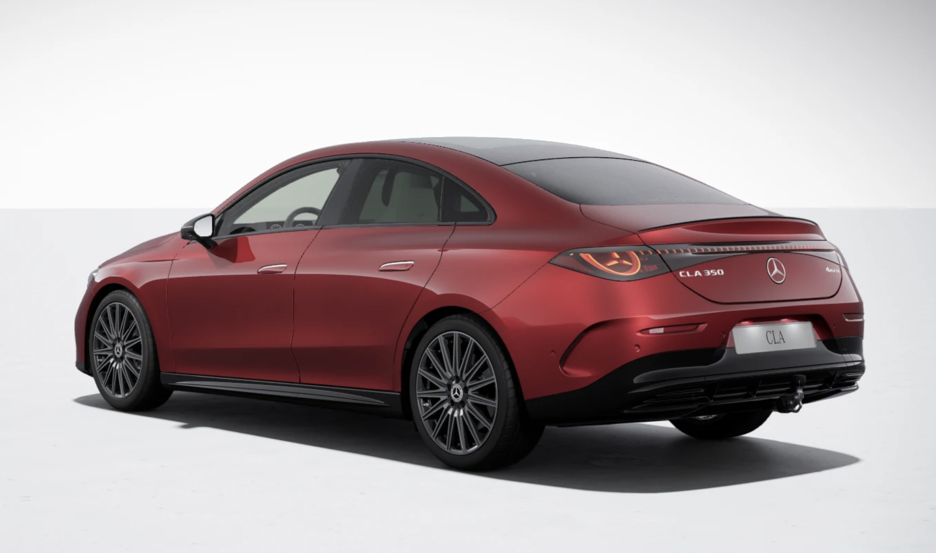 Mercedes-Benz CLA 350 4MATIC EQ v červené metalíze s AMG paketem – prémiový elektromobil s dojezdem 693 km. Objednejte online na AUTOiBUY.com.